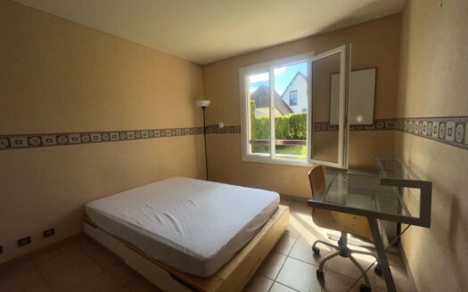 A LOUER - Appartement F3 de 68.36m² meublé - Terrasse, jardin, garage et place d